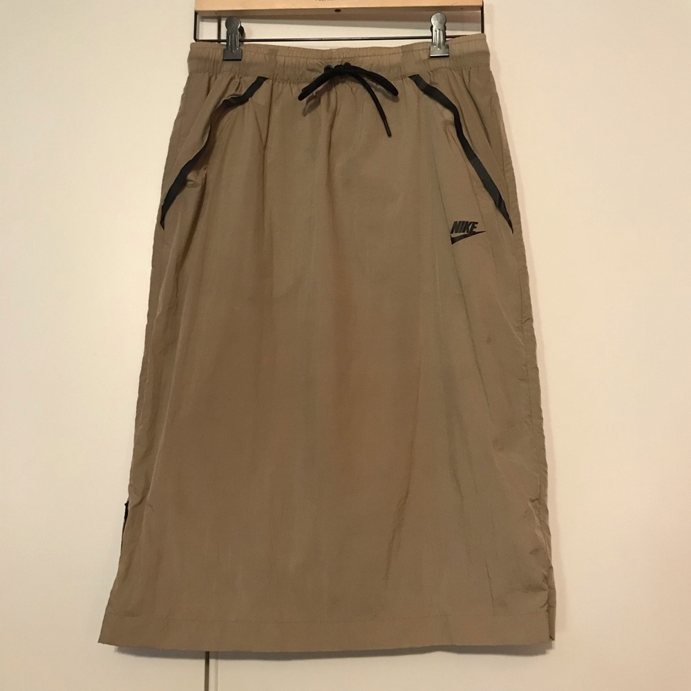 Nike women’s tech Sportswear skirt